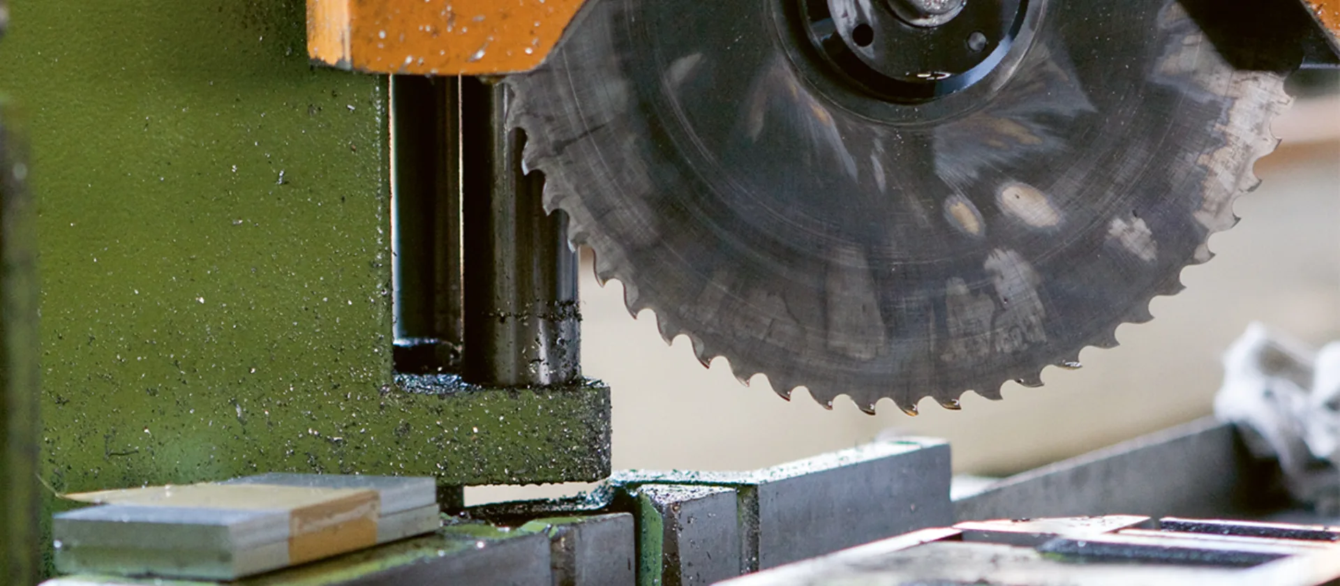 Nahaufnahme einer Sägemaschine mit rundem Sägeblatt